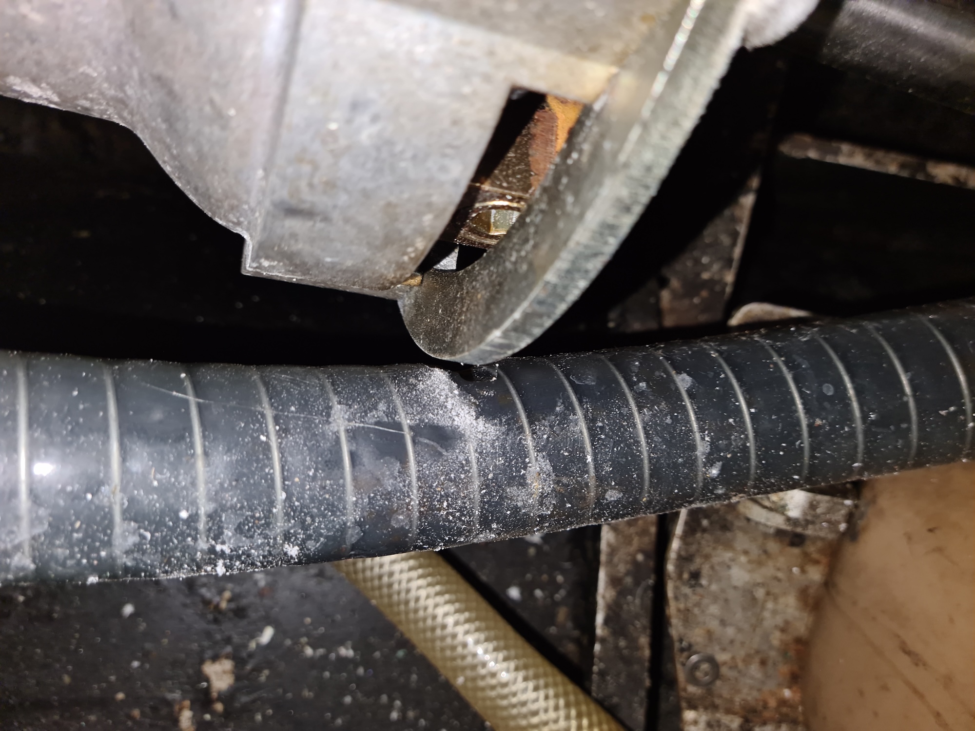 Kühlwasserschlauch schleift an Wellenkupplung